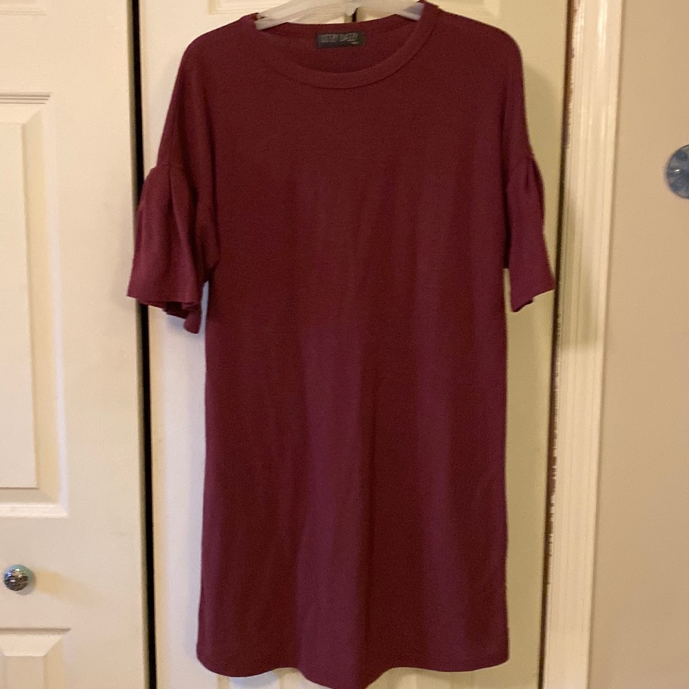 Burgundy dress with flouncy sleeves